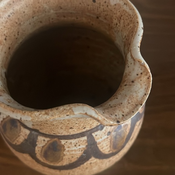 Vintage stoneware pitcher with speckled glaze - Picture 4 of 9